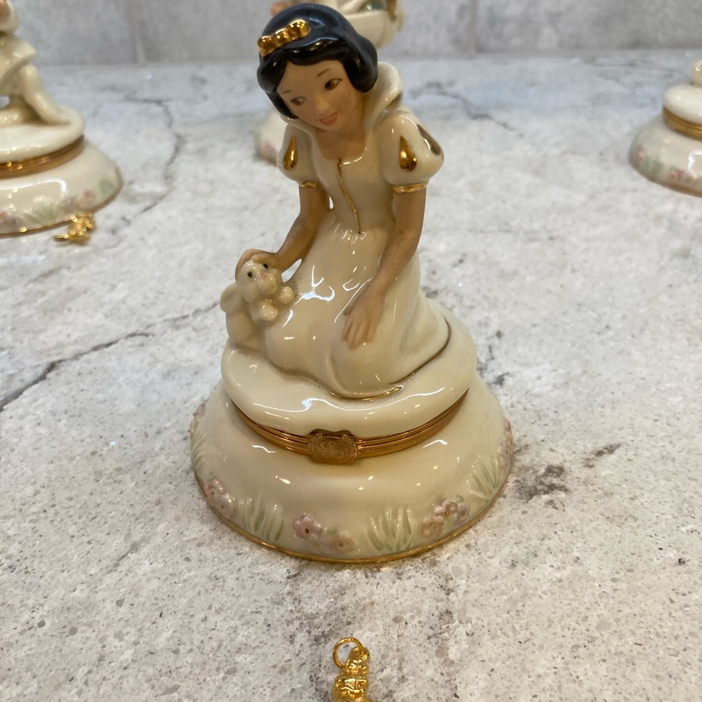 Snow White and the Seven Dwarfs Lenox Figurine Set with charms.